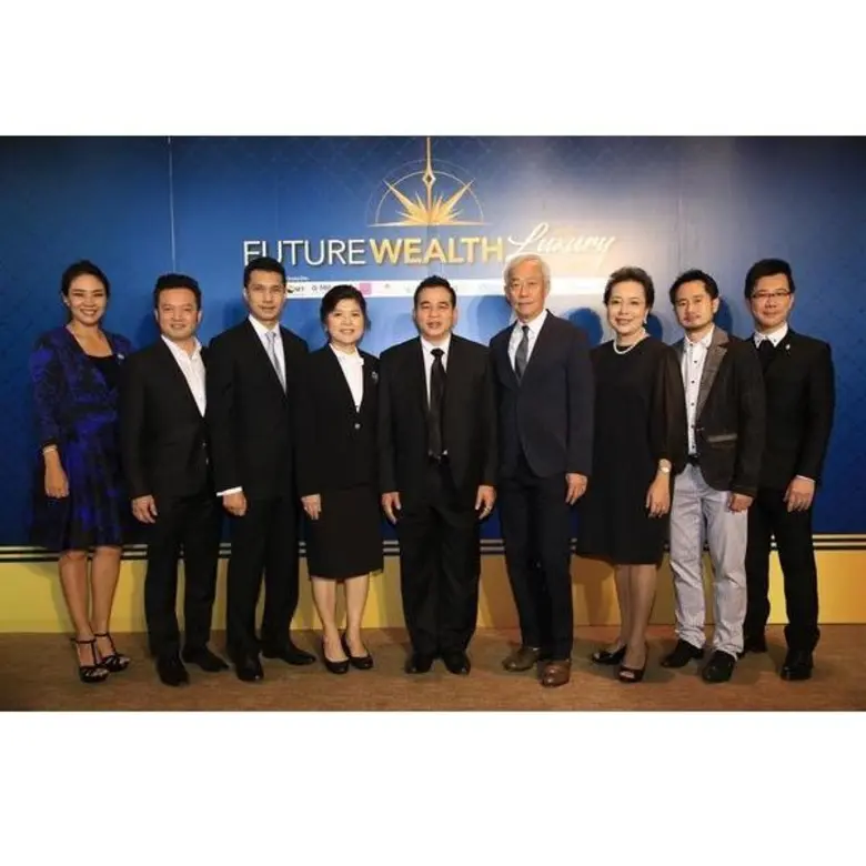 ดร.สมชัย สัจจพงษ์ (คนกลาง) ปลัดกระทรวงการ...