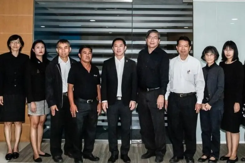 นายนิพนธ์ จงวิชิต (คนที่ 5 จากขวา) รักษาก...