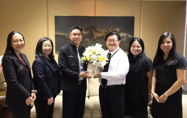 นายกี่เดช อนันต์ศิริประภา (ที่สามจากซ้าย)...