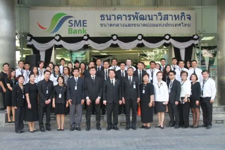 นายมงคล ลีลาธรรม กรรมการผู้จัดการ ธนาคารพ...