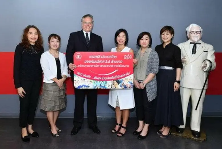 คุณแววคนีย์ อัสโสรัตน์กุล (กลาง) ผู้จัดกา...