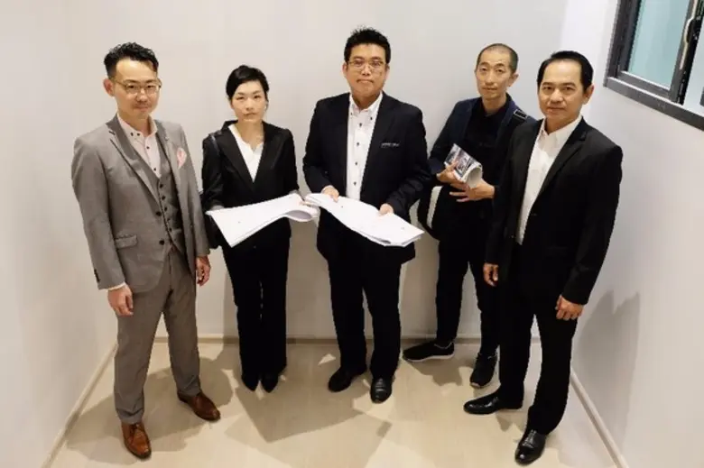 มร.โทโมยาสุ ยามาเบะ (ซ้าย) และ นายวิชัย จ...