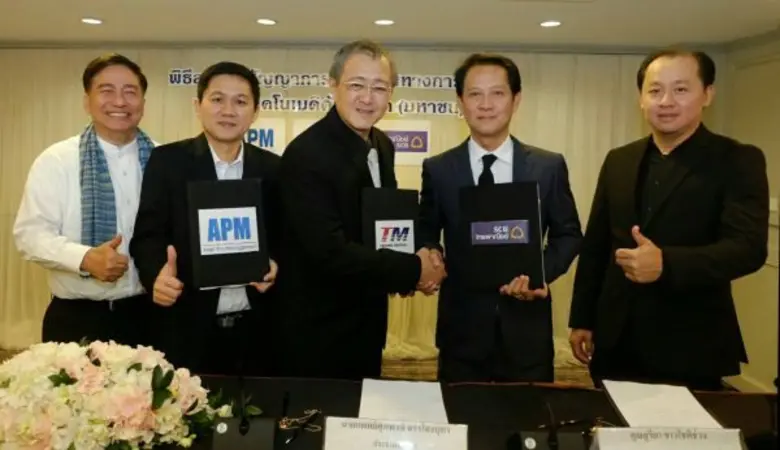 นายแพทย์ศุภพงษ์ จรรงโลงบุตร (คนที่ 3 จากซ...