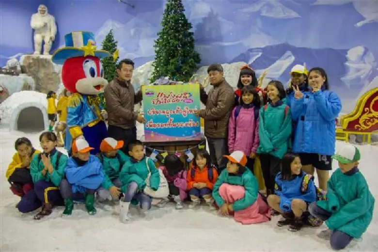 สวนสนุกดรีมเวิลด์ จัดพิธีมอบ "ถุงเท้าคู่ใ...