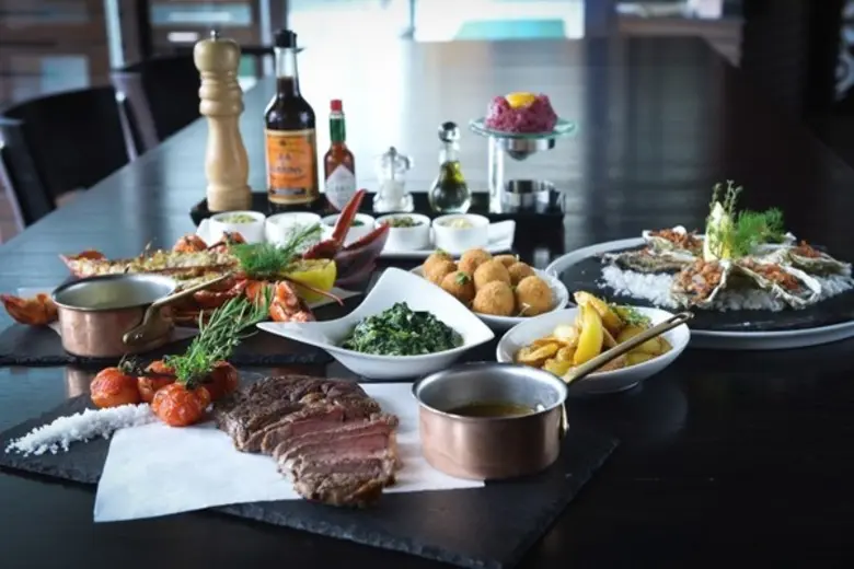 อร่อยเมนูกริลล์ชั้นเลิศ จับคู่เครื่องดื่มนานาชนิด ณ ห้องอาหารริเวอร์ไซด์ กริลล์ โรงแรมรอยัล ออคิด เชอราตัน