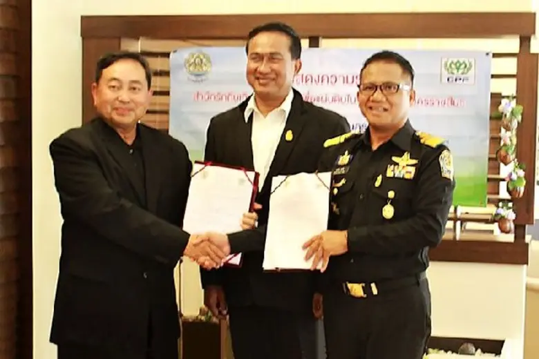 นสพ.พศวีร์ สมใจ (ขวาสุด) ปศุสัตว์จังหวัดน...