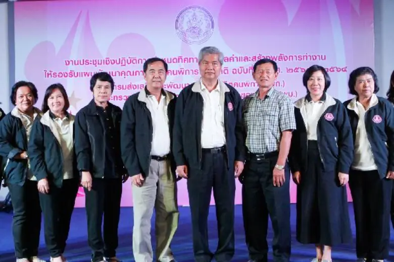 นายสมชาย เจริญอำนวยสุข (คนที่ 4 จากขวา) อ...