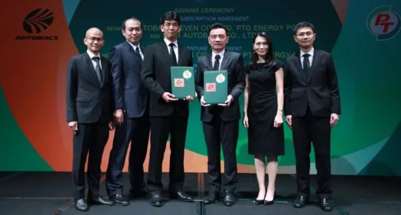 นายพิทักษ์ รัชกิจประการ (คนที่ 3 จากขวา )...