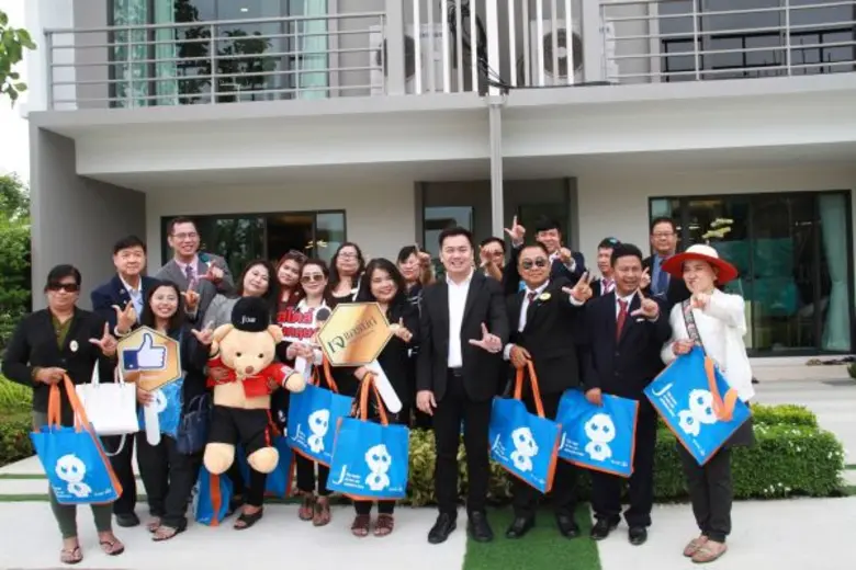 นายพีระ นีรพิทักษ์ รองกรรมการผู้จัดการอาว...