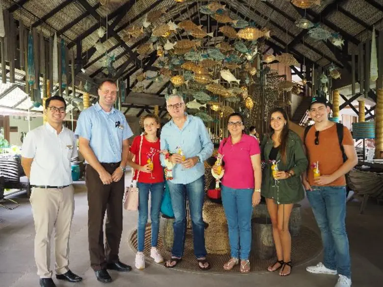 มร.โทมัส เฮน (ที่ 2 จากซ้าย) ผู้จัดการทั่...