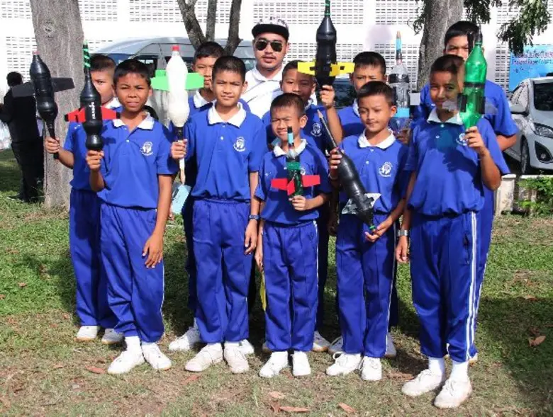 มรภ.สงขลา แข่งจรวดขวดน้ำ-เครื่องบินกระดาษพับ เปิดประสบการณ์ นร.ประถม มัธยม เรียนรู้วิทย์ใกล้ตัว