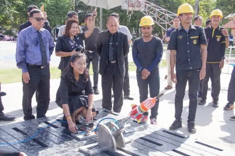 มรภ.สงขลา แข่งจรวดขวดน้ำ-เครื่องบินกระดาษพับ เปิดประสบการณ์ นร.ประถม มัธยม เรียนรู้วิทย์ใกล้ตัว