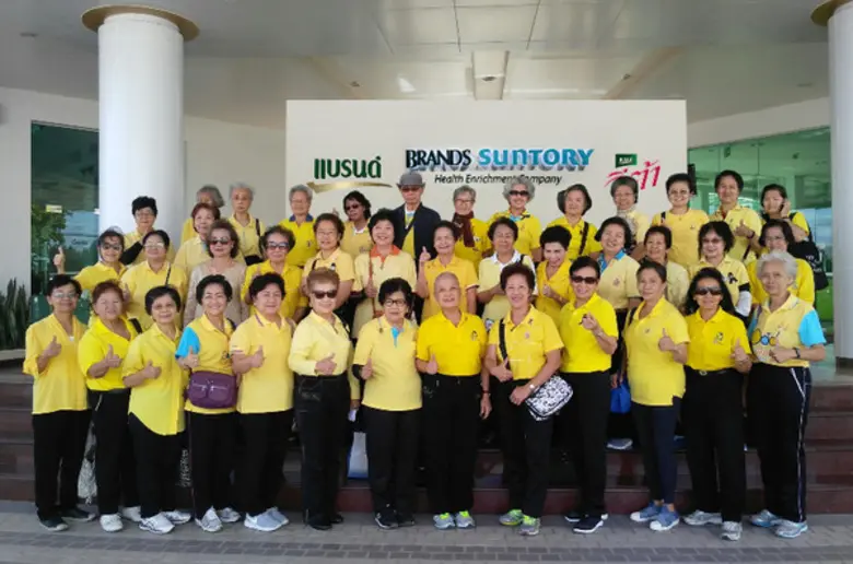 นางปาลิกา งามปฏิพัทธ์พงศ์ ประธานชมรมฯ พร้...