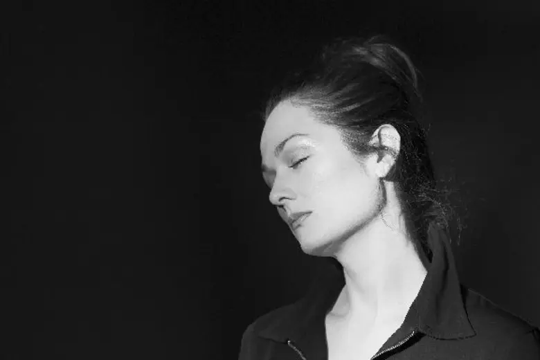 เดอะ ลิฟวิ่ง รูม เชิญคุณร่วมสวิงไปพร้อมกับนักร้องแจ๊สสาว “แนนซี่ ฮาร์มส์” เจ้าของฉายาเสียงแห่งต้นฉบับและมีสไตล์อย่างแท้จริง