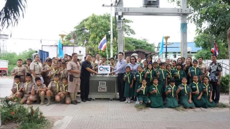 นายเรืองชัย กฤษณเกรียงไกร(กลางขวา) กรรมกา...