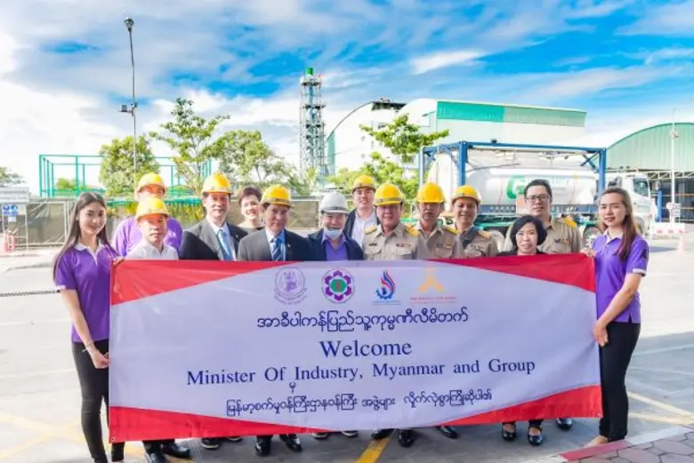 นายวันชัย เหลืองวิริยะ (ซ้าย)ประธานเจ้าหน...