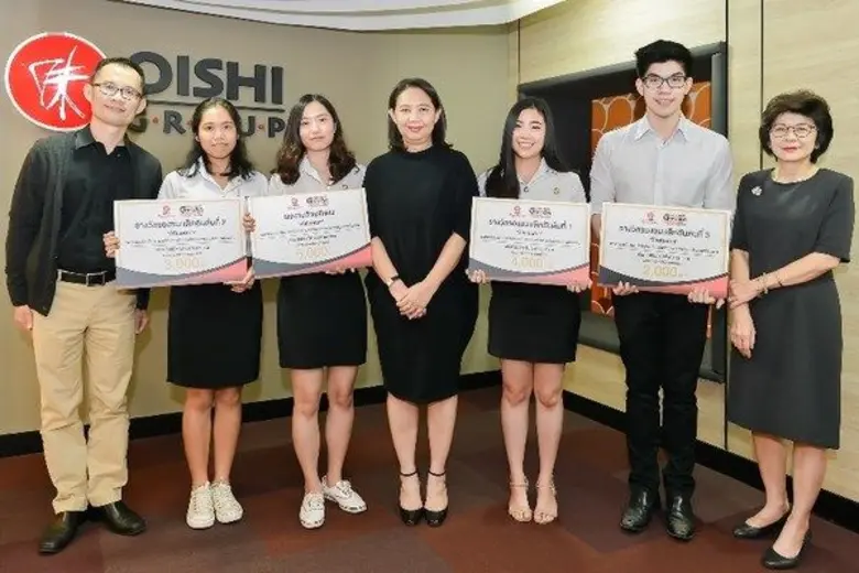 กชกร อรรถรังสรรค์ (กลาง) ผู้ช่วยกรรมการผู...