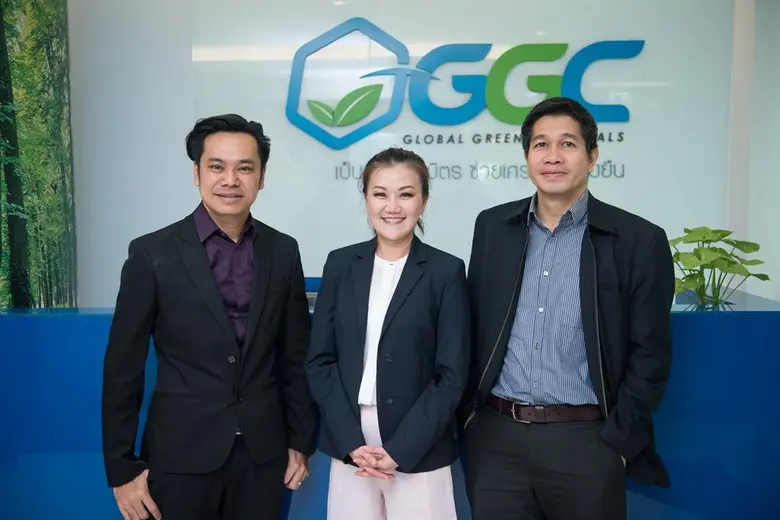 นางสาวสุกัญญา สุขเจริญไกรศรี (กลาง) ประธา...