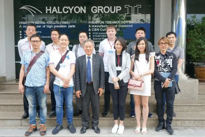 นายพีท ริมชลา (แถวแรก ที่ 3 จากซ้าย) กรรม...