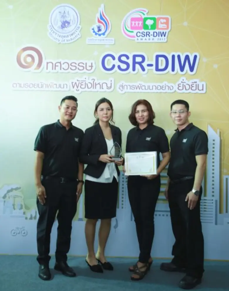 นางสาวธิญาดา ควรสถาพร (คนที่ 2 จากซ้าย) ก...