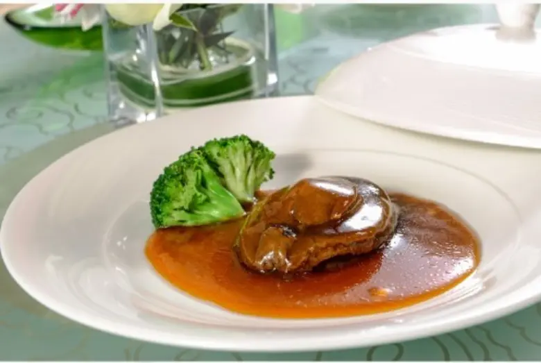 ห้องอาหาร ไชน่าเทเบิ้ลในเวนิวส์ โรงแรมเรด...