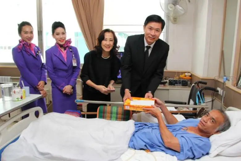 เรืออากาศเอก ชาตรี พงษ์ศักดิ์ (ที่ 1 จากข...