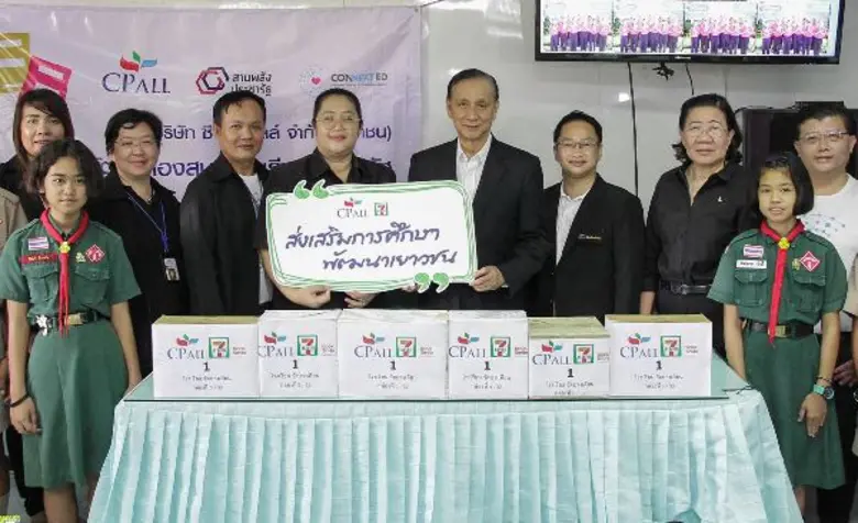 สุวิทย์ กิ่งแก้ว (ที่ 6 จากซ้าย) รองกรรมก...