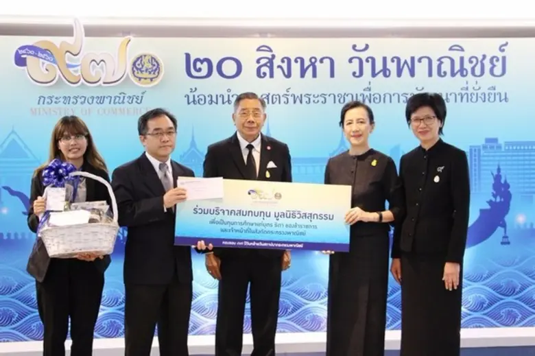 นายกองเอก เปล่งศักดิ์ ประกาศเภสัช (คนกลาง...