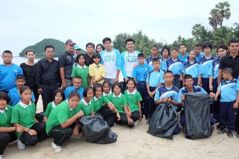 โครงการ 7 สี ปันรักให้โลก ส่ง 2 หนุ่ม ธนากร "ธันน์ ...