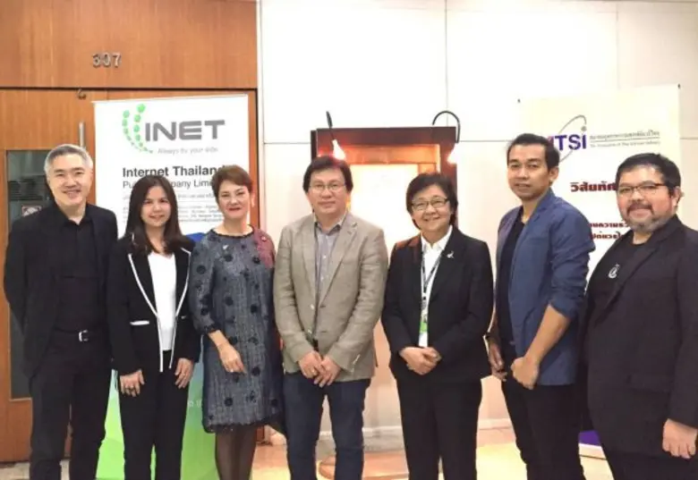 คุณสมบูรณ์ ศุขีวิริยะ (กลาง ) ประธานเจ้าห...