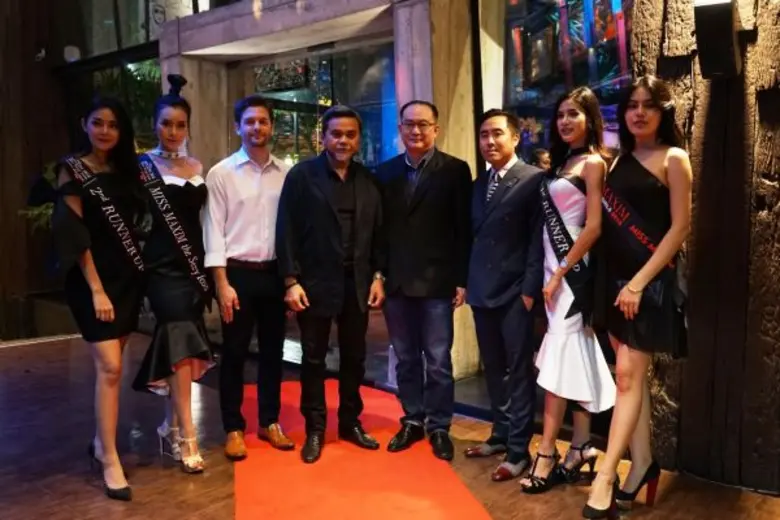 กล้า กิจการ (ที่ 4 จากซ้าย) Management Ad...