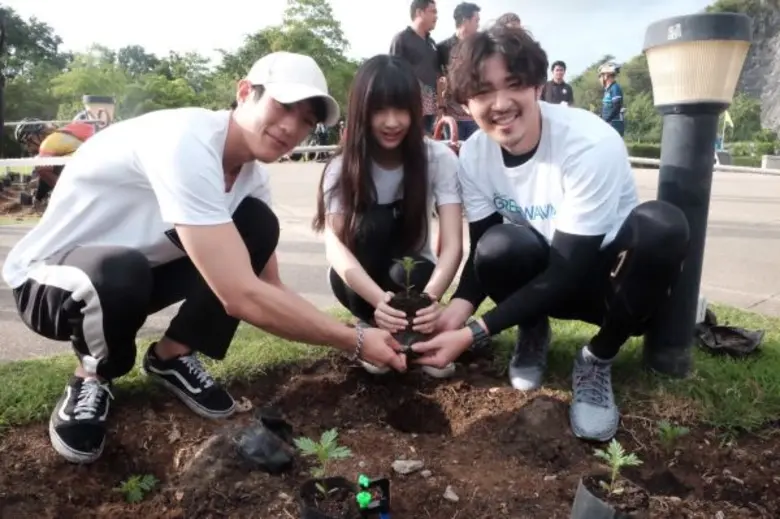 “ดีเจป๊อป” คลื่นกรีนเวฟ แท็คทีมนักแสดงช่อง GMM25 “โยโกะ-เจได” ทำดีถวายพ่อ ปั่นจักรยานปลูกดอกดาวเรือง 999 ต้น