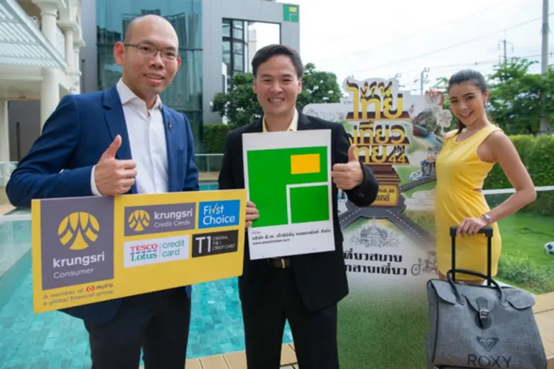 รถพร เอกบุตร (ซ้าย) ผู้อำนวยการอาวุโสสายธ...