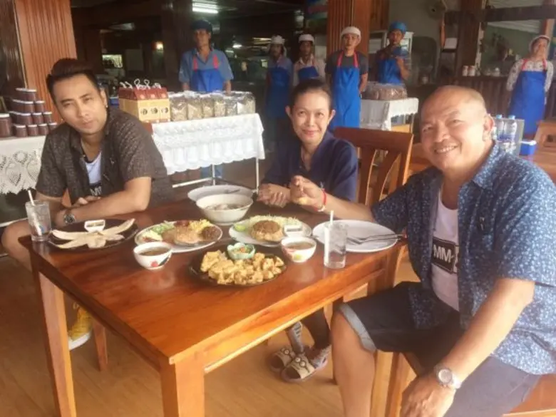 ทีวีไกด์: รายการ “ตลกแหลก” “บอล-ค่อม” ติดใจของอร่อยเมืองระยอง จน ไม่ยอมกลับกรุง ตะลุยชิมร้านเด็ด ย่านบ้านเพ ใน “ตลกแหลก” อาทิตย์นี้