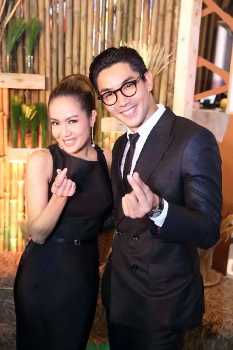 นิวโชว์เสน่ห์ปลายจวัก เตรียมตัวเป็นแม่ศรีเรือนทำเมนู ข้าวยำไร่ทุ่ง ในงานเปิดตัวภาพยนตร์เทิดพระเกียรติฯ เพื่อส่งเสริมปรัชญาแห่งความพอเพียง ชุด “สุขเพียงพอ เพราะพอเพียง”