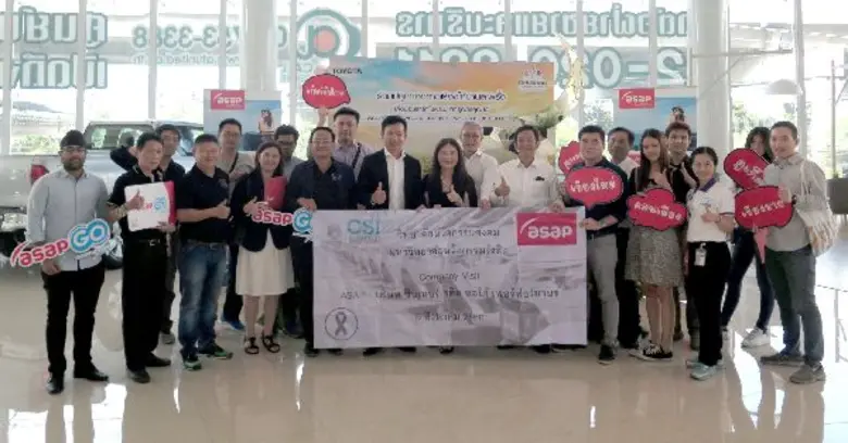 นายทรงวิทย์ ฐิติปุญญา (ซ้าย) ประธานเจ้าหน...