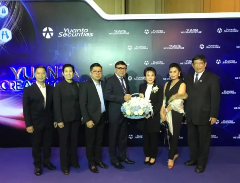 นายปรีชา ส่งวัฒนา (ที่4จากซ้าย) ประธานกรร...