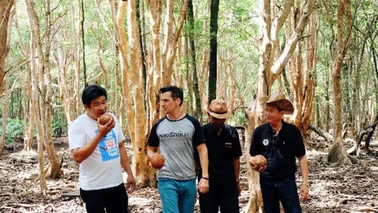 ทีวีไกด์: รายการ "หลงรักยิ้ม" แดเนียล พา ผู้บริหารหนองโพ โยนโบลิ่งกลางป่าชายเลน