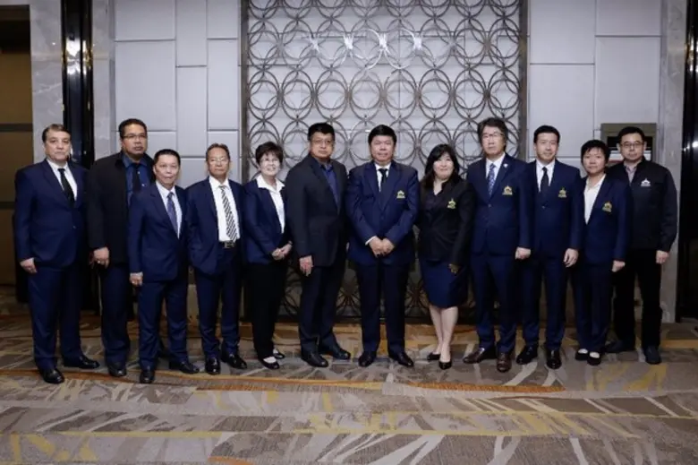 วิชิต ประกอบโกศล (ที่ 7 จากซ้าย) นายกสมาค...