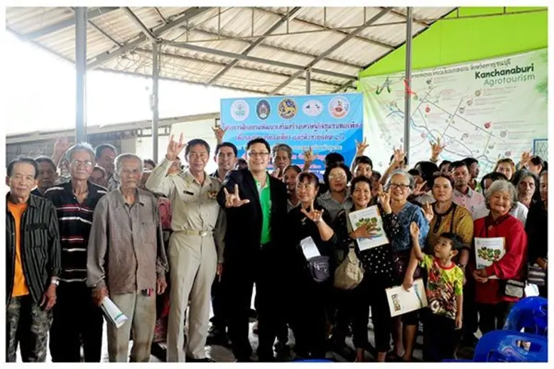 นายมนตรี บุญจรัส (กลาง) ประธานกรรมการชมรม...