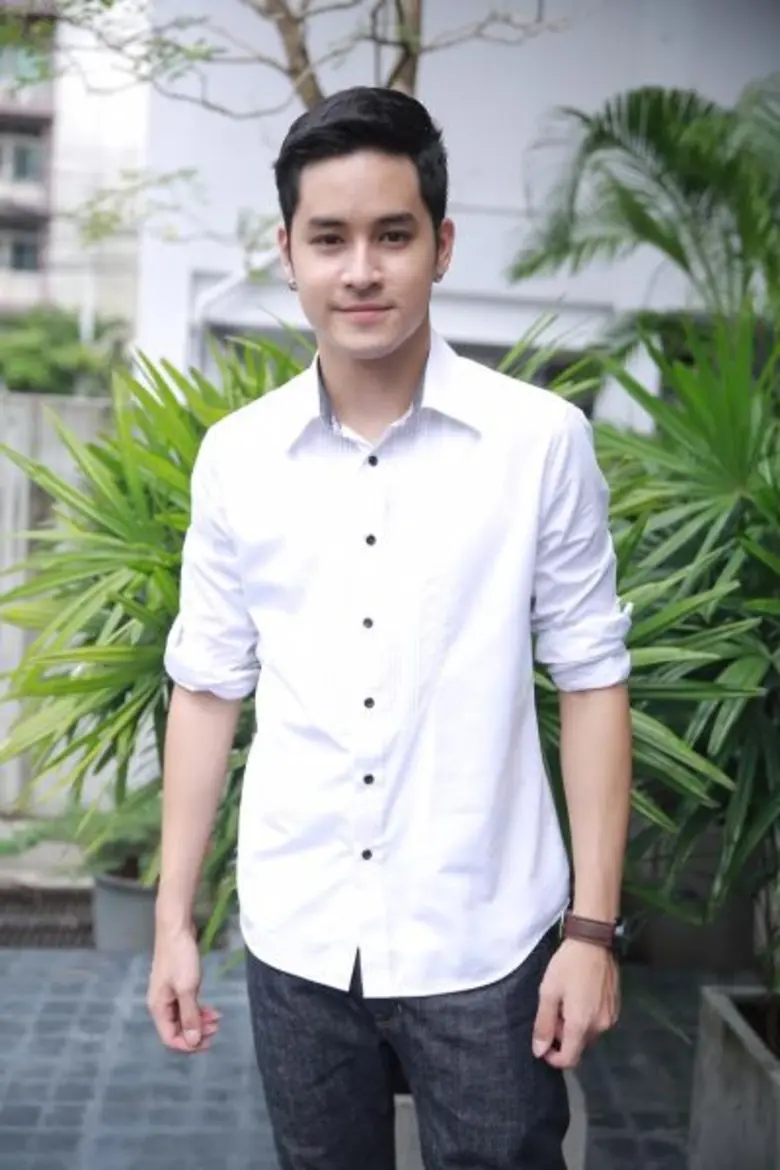 เป็นพระเอกหนุ่มที่รักการใส่ยีนส์เป็นชีวิต...