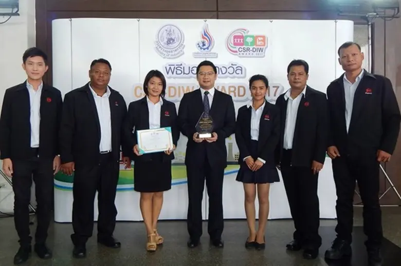 มร. ชอง เป๊ก ฮุง (คนกลาง) กรรมการผู้จัดกา...