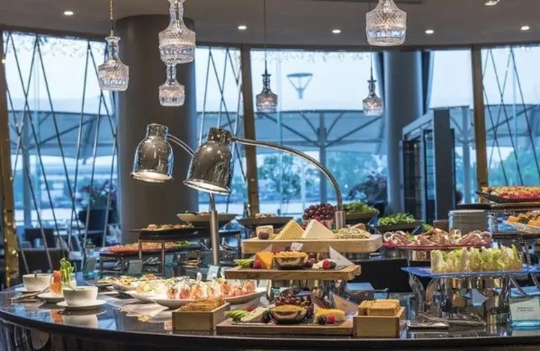 ห้องอาหารริเวอร์บาร์จ ให้บริการเมนูบุฟฟเฟ...