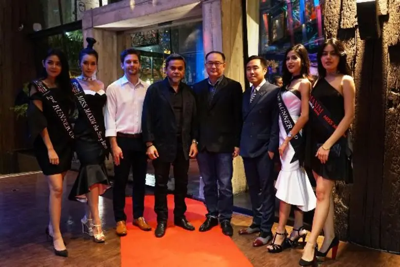 กล้า กิจการ (ที่ 4 จากซ้าย) Management Ad...