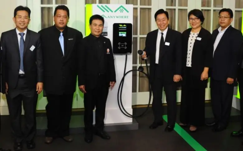 คุณสมโภชน์ อาหุนัย (คนที่ 1 จากซ้าย) ประธ...