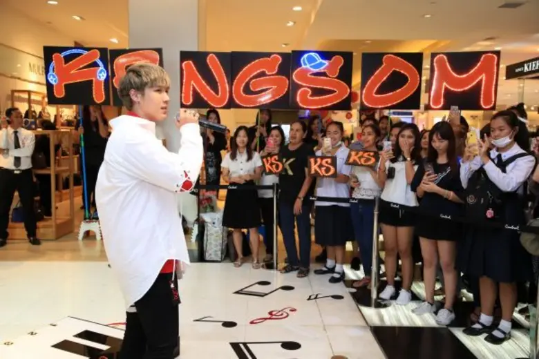 “แกงส้ม ธนทัต” โชว์ลีลา..สเต็ปรักบน “เปียโนยักษ์” ฉลอง “70 ปี ห้างเซ็นทรัล”