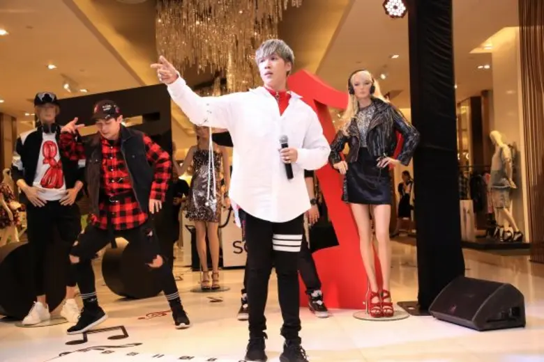 “แกงส้ม ธนทัต” โชว์ลีลา..สเต็ปรักบน “เปียโนยักษ์” ฉลอง “70 ปี ห้างเซ็นทรัล”