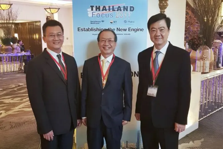 Dr.Pawat Vitoorapakorn (Center) Chief Exe...