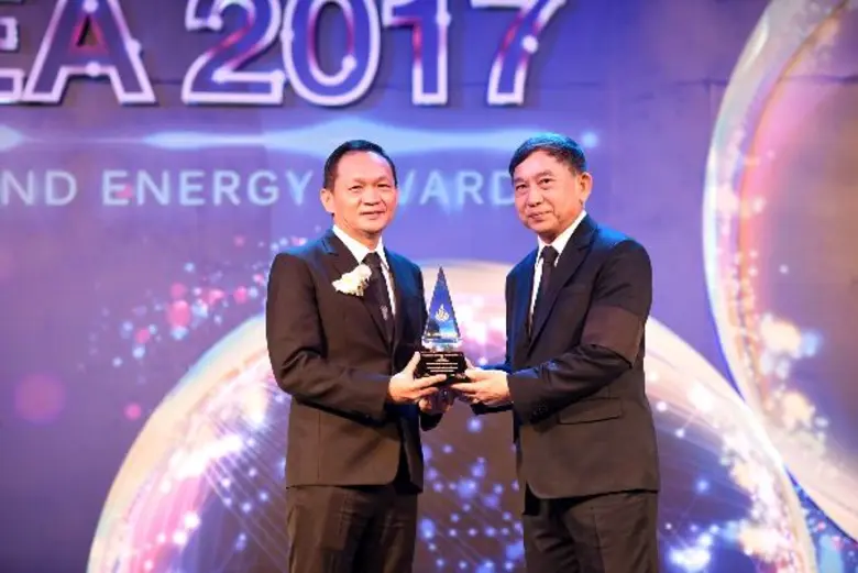 นายอนันต์ ตั้งตรงเวชกิจ ประธานกรรมการบริหาร (ซ้าย) ...