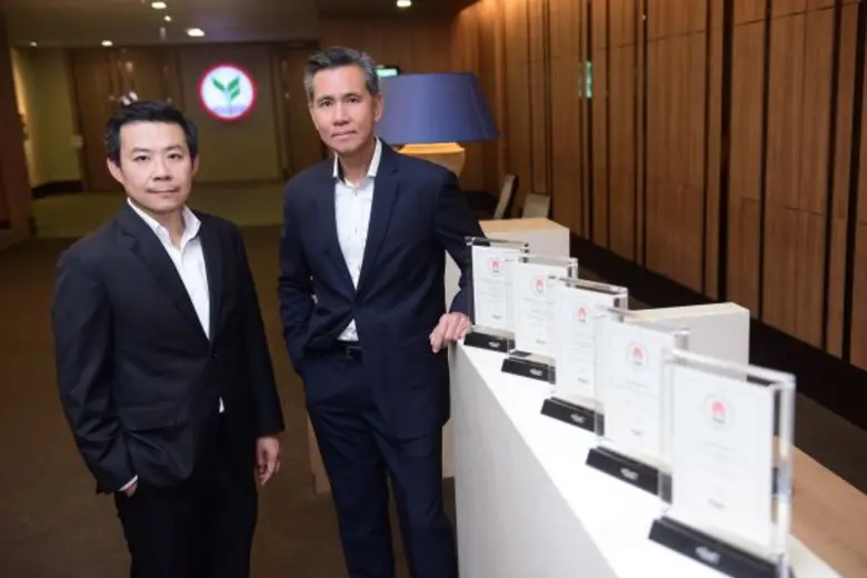 นายภานพ อังศุสิงห์ (ขวา) ผู้บริหารสายงานว...